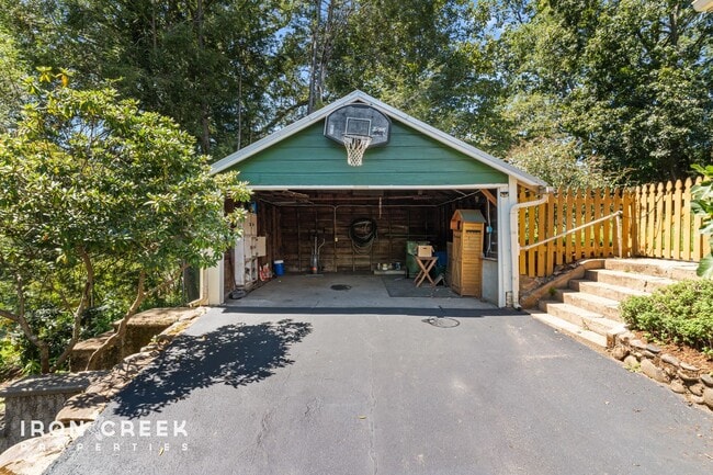 Building Photo - Charming Craftsman Home with Modern Conven...