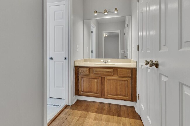 Building Photo - Amazing 2BE/2.5BA duplex in the heart of Belmont & Hillsboro Village!