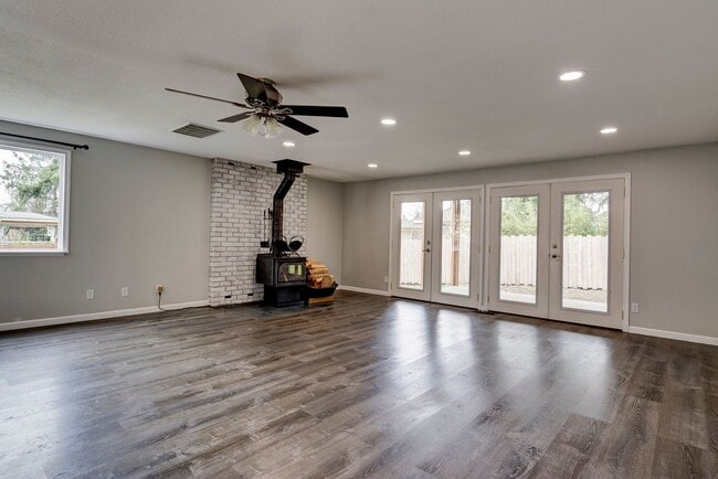 Building Photo - Spacious 3 Bedroom 2 Bath in desirable neighborhood