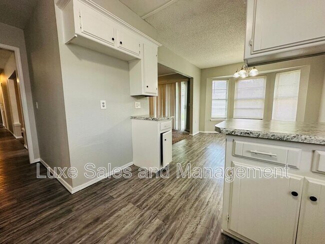 Building Photo - 11701 N Lee Ave