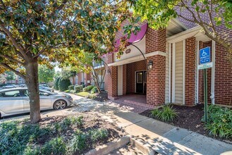 Building Photo - Beautiful 2 Bed 2 Bath Condo Beautiful Com...