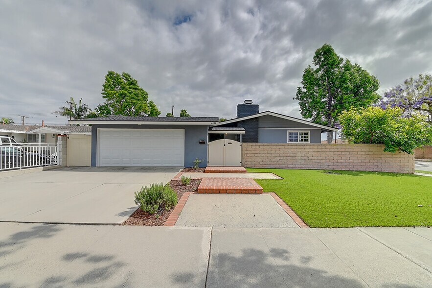 Building Photo - 2044 W Spruce Ave
