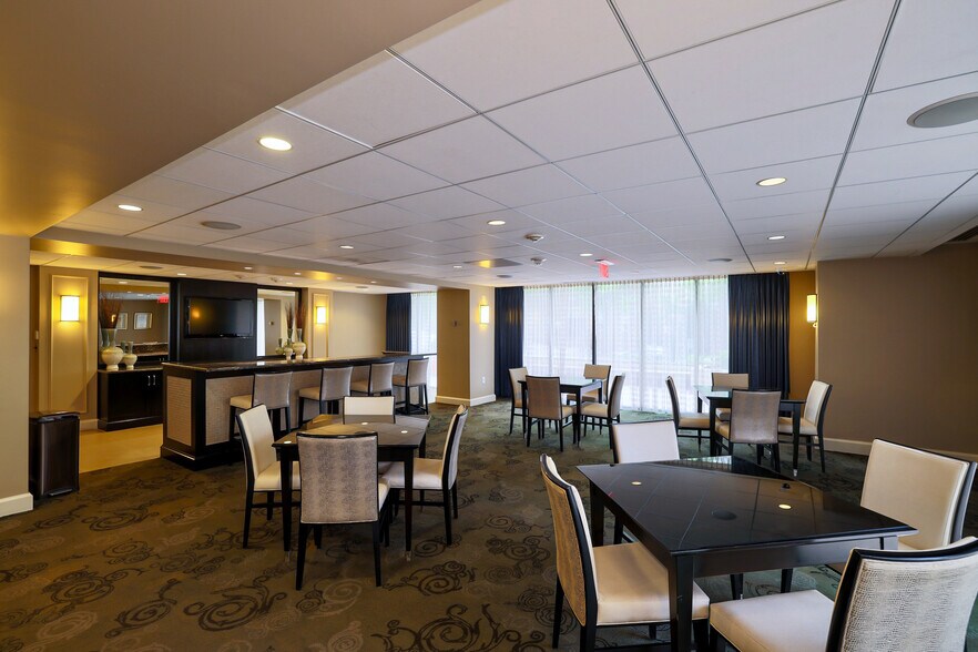 Lobby area 4 - 4601 N Park Ave