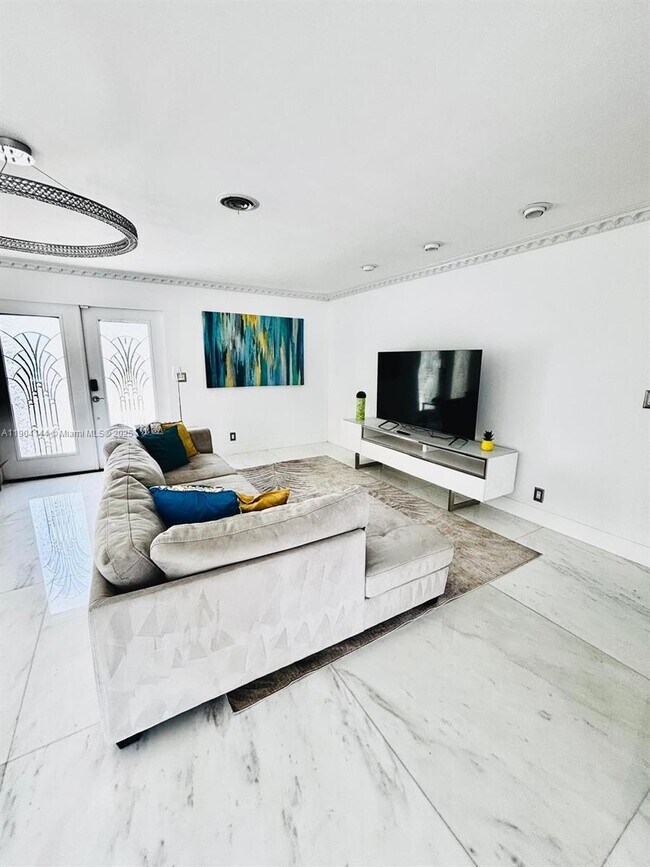 Building Photo - 2321 SE 15th St