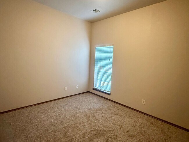 Building Photo - Beautiful 4 Bed 3 Bath Home with Great Loc...