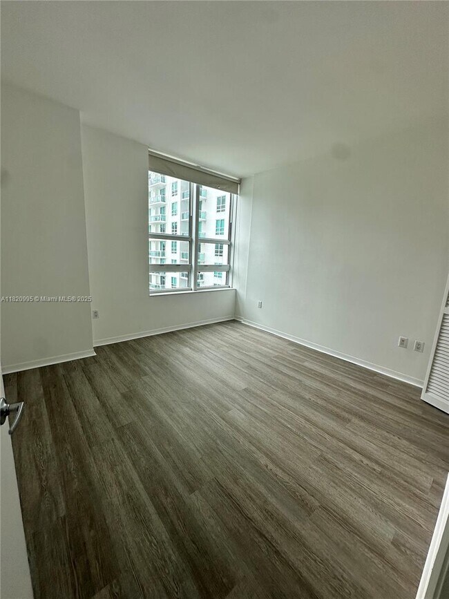 Building Photo - 950 Brickell Bay Dr
