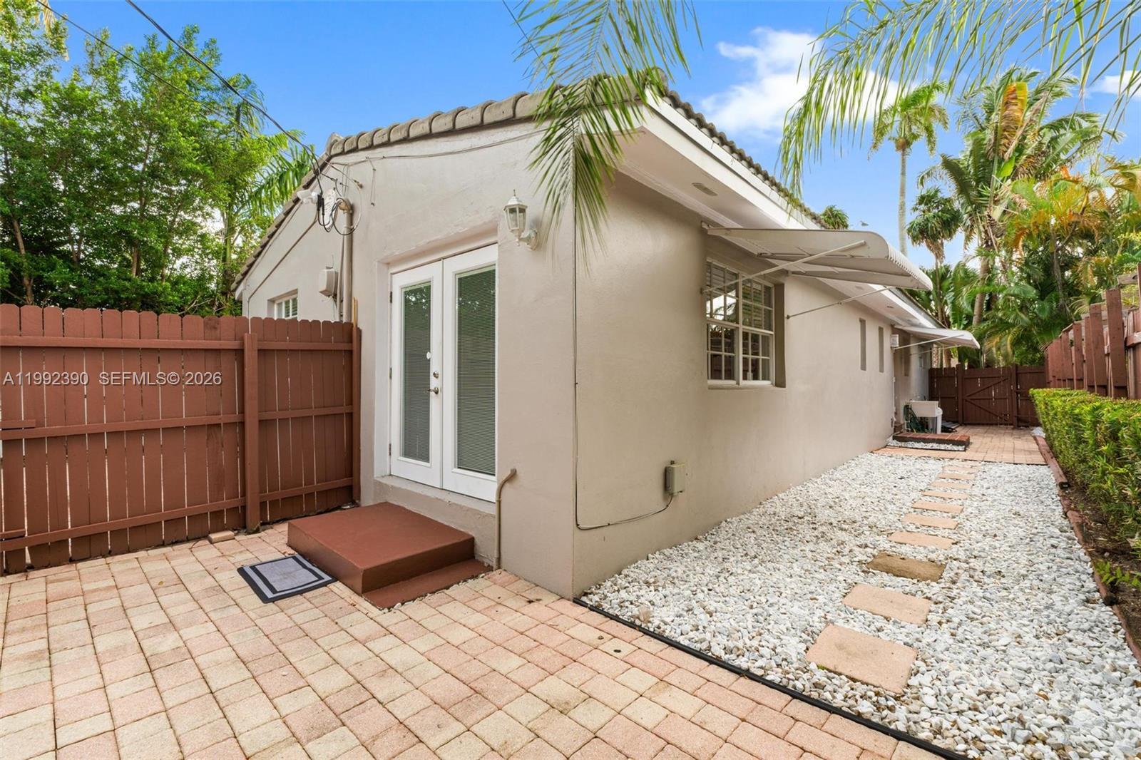 Building Photo - 1443 Hollywood Blvd