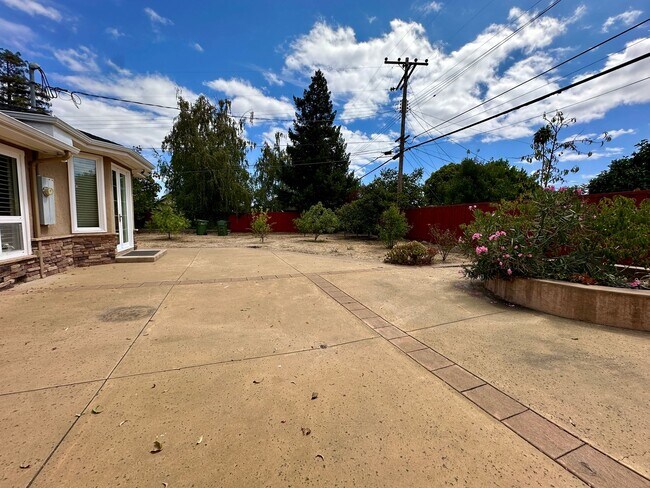 Building Photo - 565 Eden Ct