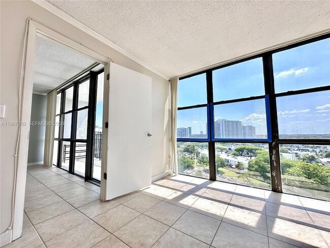 Building Photo - 800 Parkview Dr