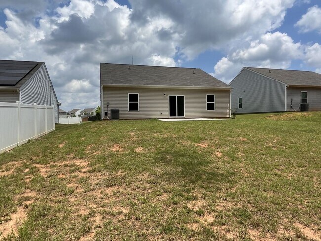 Building Photo - Newer 3 Bed Ranch home in East Charlotte