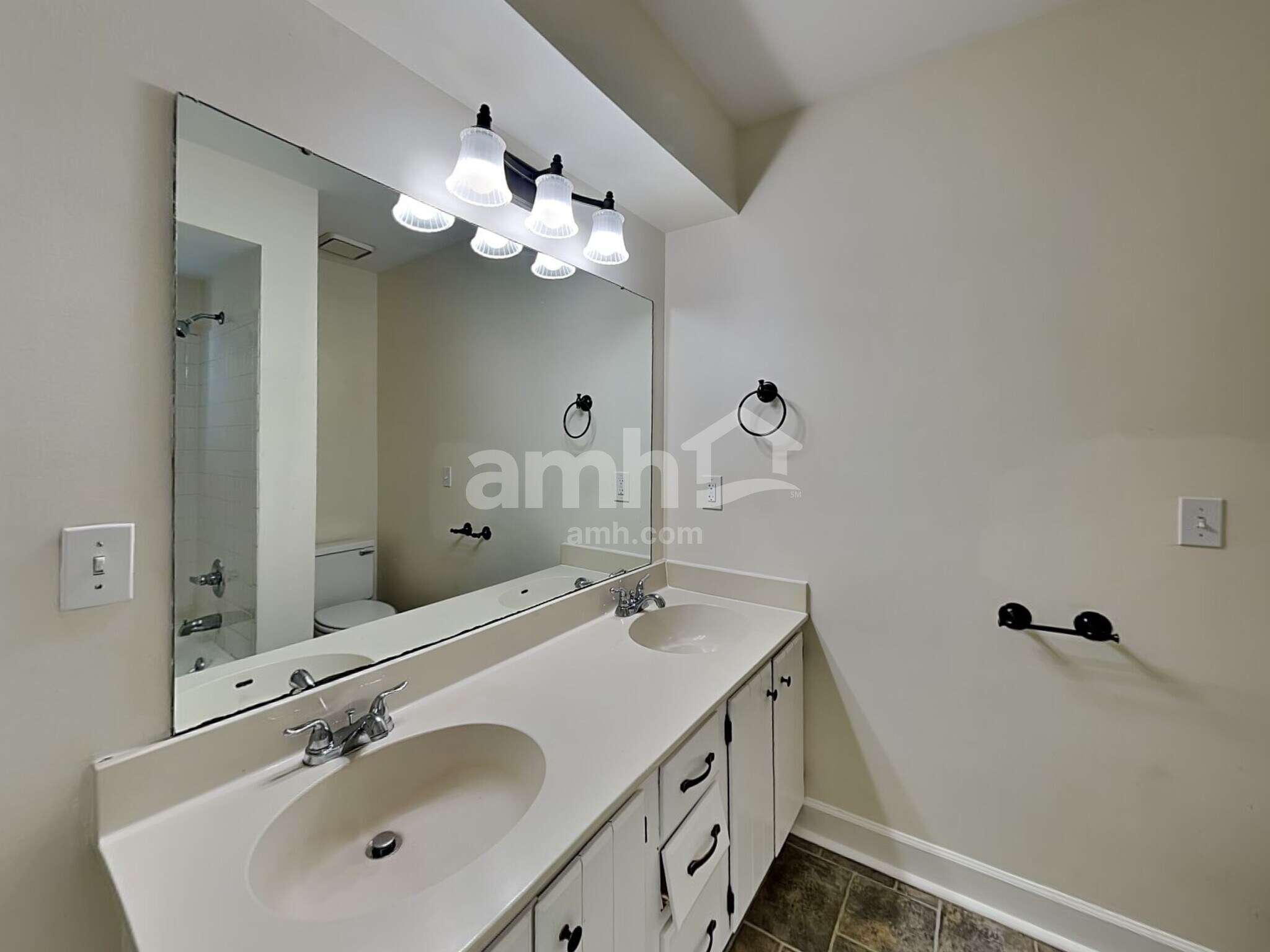 Building Photo - 7012 Poplar Creek Trce