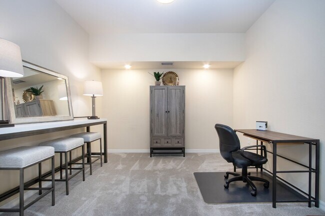 Building Photo - Like new 2BR, 2BA garage condo-Lakewood National