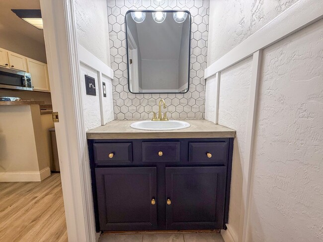 Building Photo - Victoria Station #132