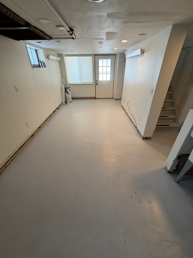 Building Photo - 815 S Lake Ave