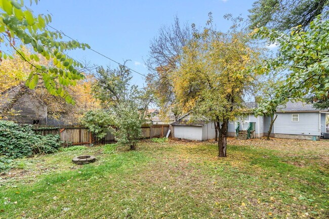 Building Photo - 410 E 8th Ave