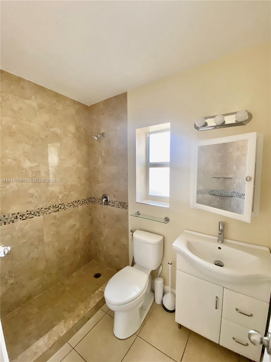 Building Photo - 930 SW 7th Ave