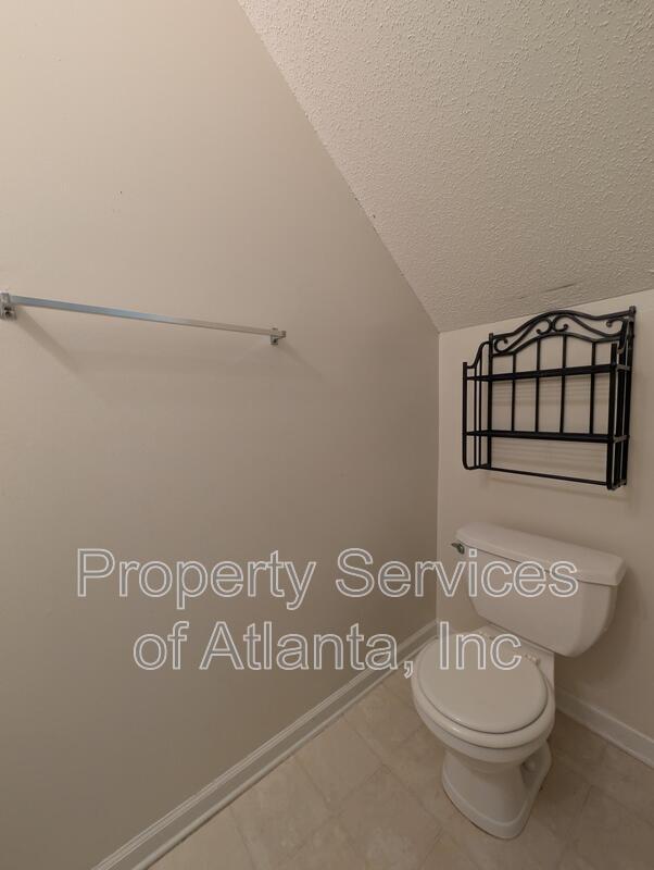 Building Photo - 5060 Lincoln Dr
