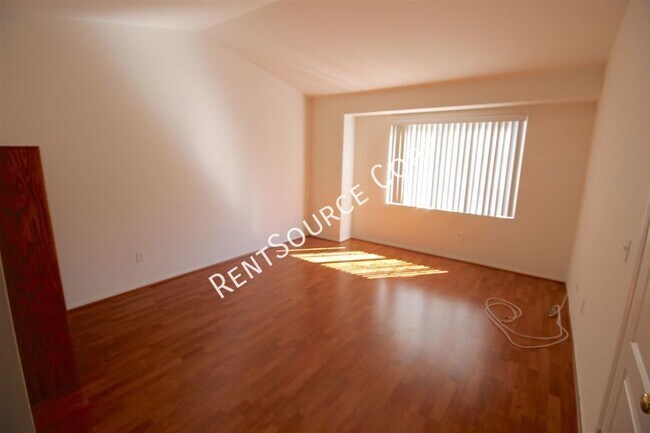 Building Photo - 3 Bedroom Townhome For Rent in Canyon Park...