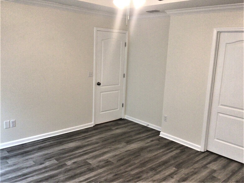 Building Photo - 12430 Jovana Rd