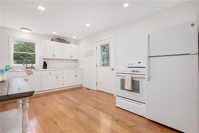 Building Photo - 127 Howland Ave