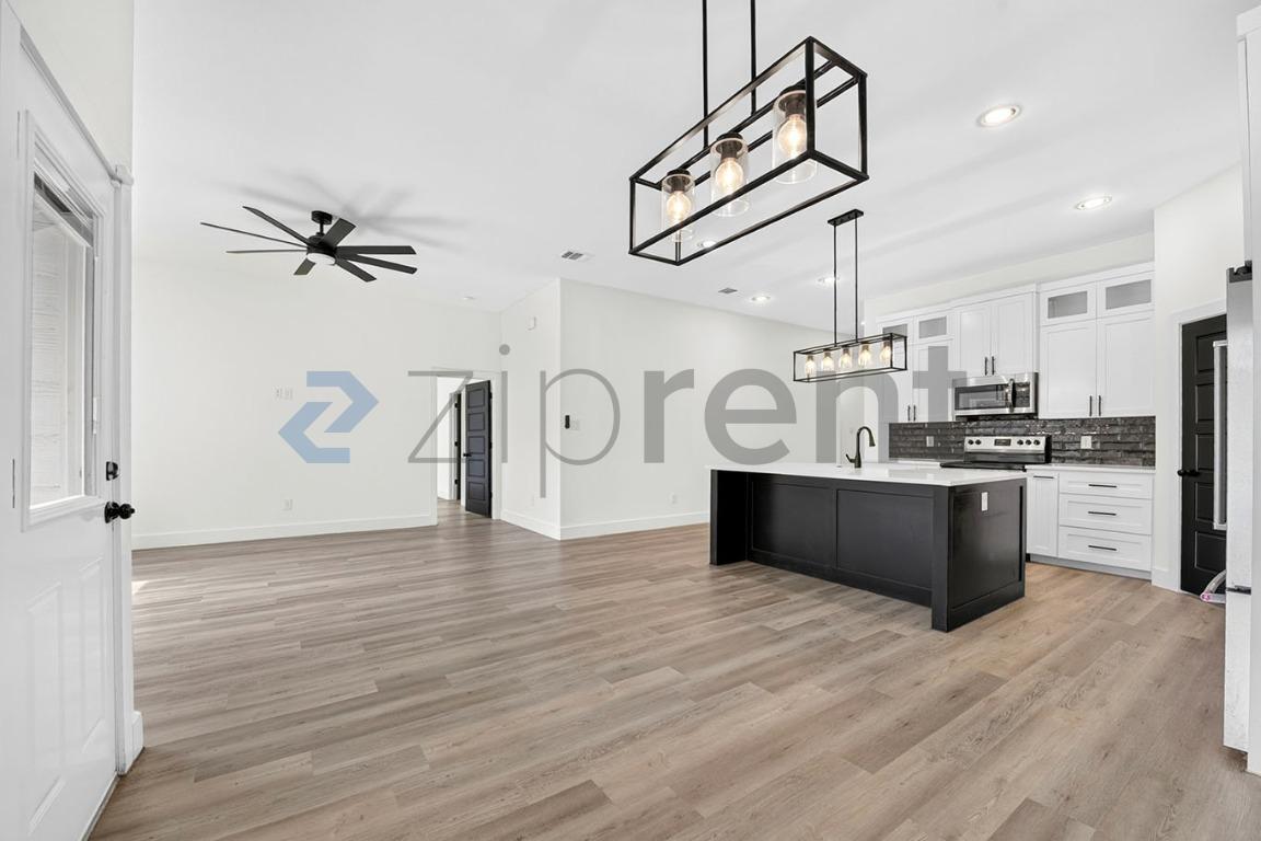 Building Photo - Unit