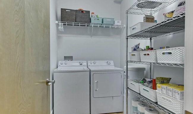 Building Photo - Luxury Downtown Condo!!