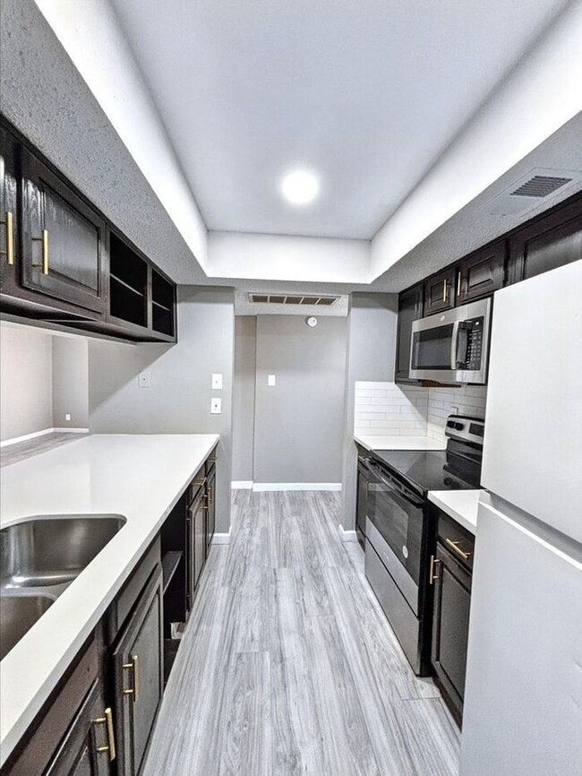 Building Photo - Lovely 2-Bedroom Condo with Modern Comfort...