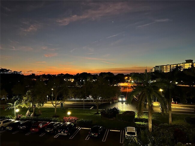 Building Photo - 3300 N Palm Aire Dr
