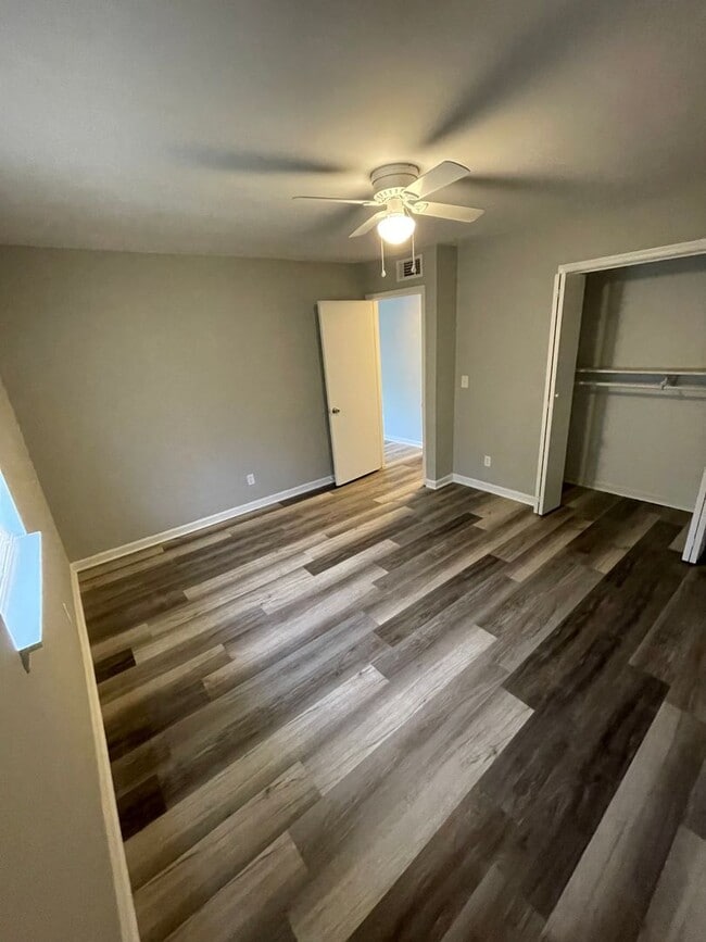 Building Photo - 2 Bedroom / 1 Bath Carrollton Apartment - Updated!