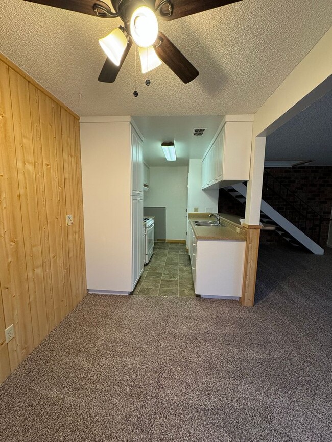 Building Photo - 2 Bedroom condo in Auburn! Walk to everyth...