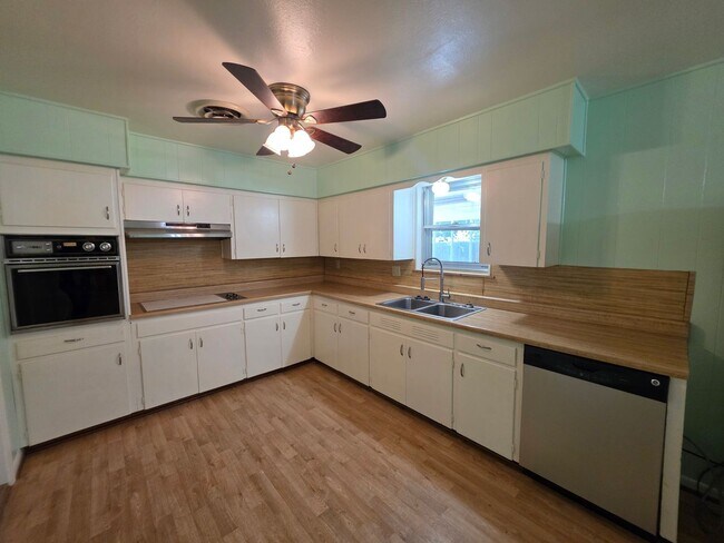 Building Photo - Charming 3/2 in Copperas Cove