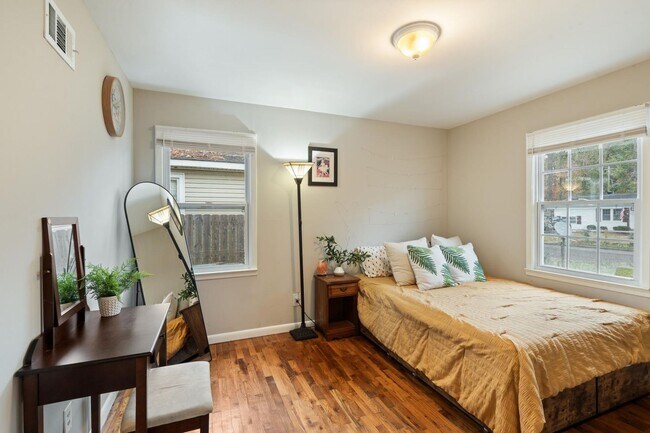 Building Photo - Charming 3BR Home + Bonus Room Near Downtown Savannah & Tybee Island