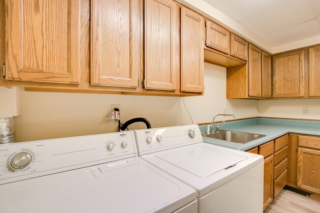 Building Photo - Gorgeous Three Bedroom Available 8/5/25!