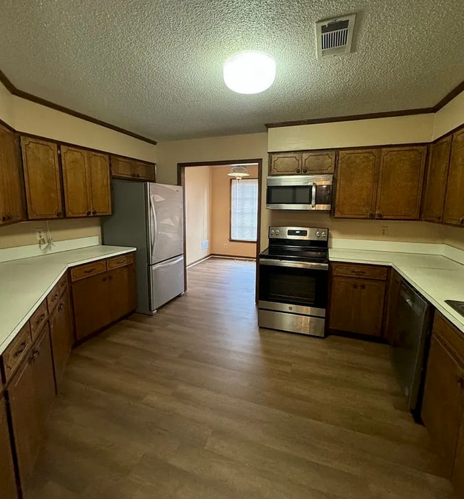 Building Photo - 654 Mayflower Dr