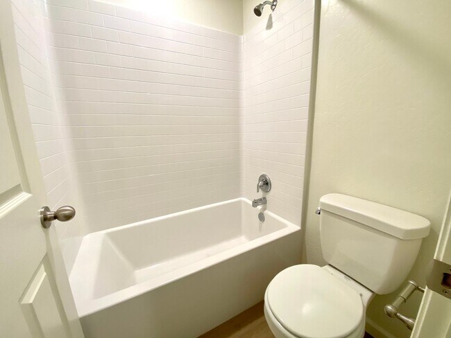 Building Photo - $2,350 Clinton & Armstrong, 4 Bed, Gated Community Pool & Solar - E Riesling Dr, Fresno