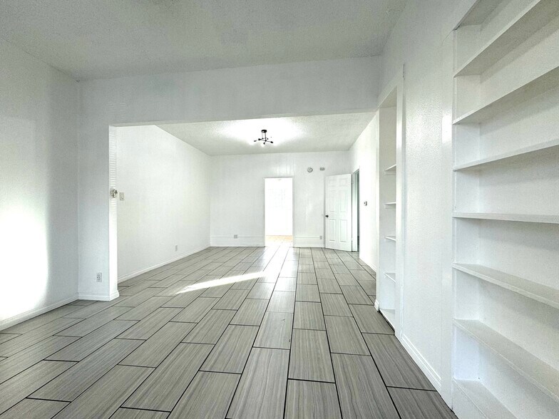 Building Photo - 534 E 19th St