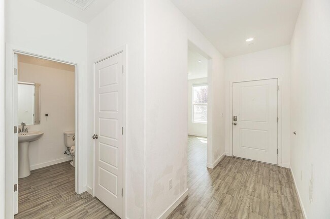 Building Photo - 2844 N Vahe Ave