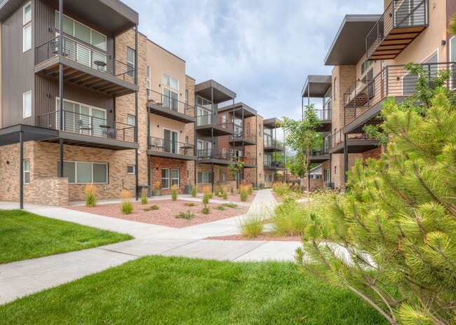 Building Photo - Urbanite Living near Downtown 3 Bed End Unit Townhouse