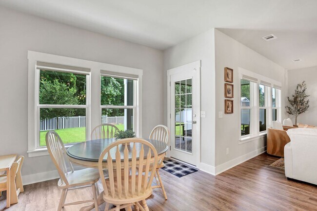 Building Photo - Spacious 4 bedroom 3 bath home with loft