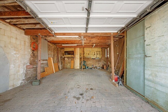Building Photo - 2530 Pruett Dr
