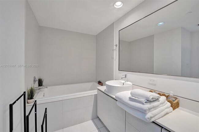 Building Photo - 2600 E Hallandale Beach Blvd