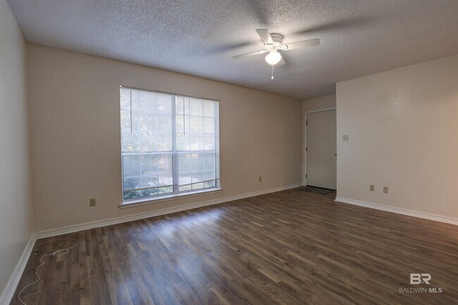 Building Photo - 12 Lancers Ln