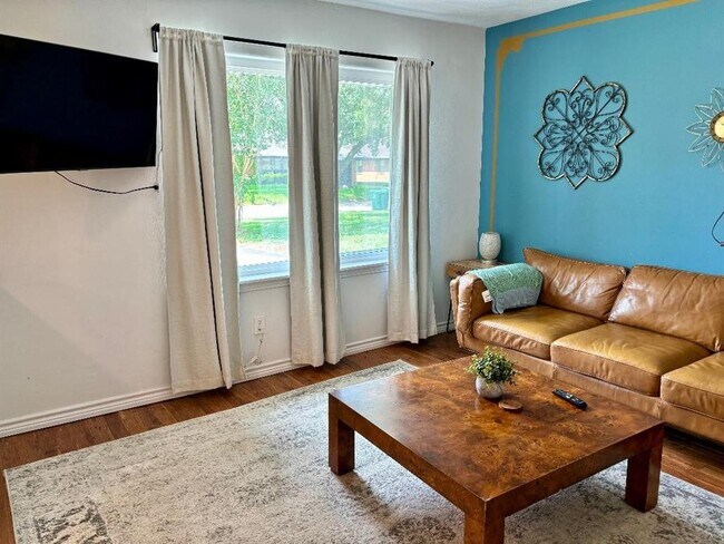 Building Photo - 2306 Hialeah Dr