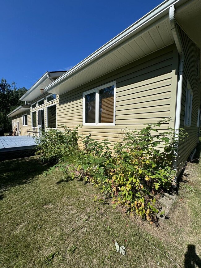 Building Photo - Beautiful 3 Bedroom, 2 bath, 2 Car Garage home off Chena Hills/Chena Ridge