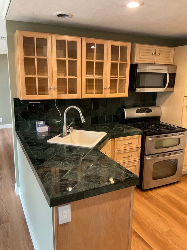 Building Photo - FOR LEASE 3 BEDROOM 2.5 BATH 2 Story Condo...