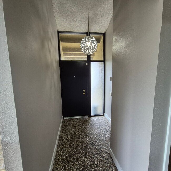 Building Photo - Carmichael 3 bedroom, $2195/month.