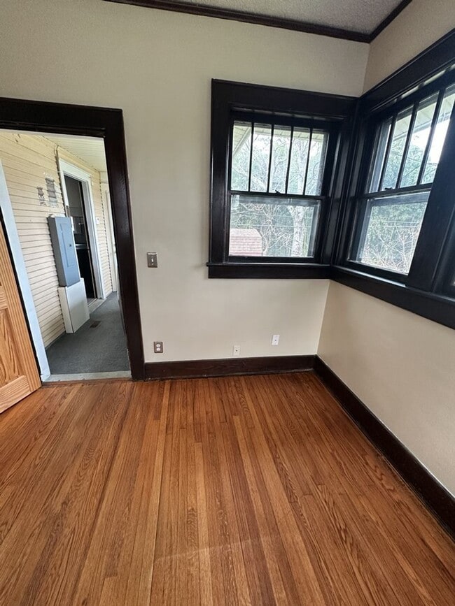 Building Photo - Available Now! 3 Bed 2 Bathroom with a Fenced Yard!