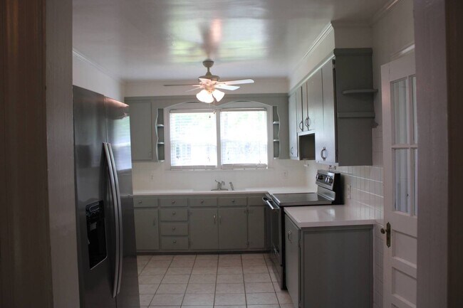 Building Photo - For Lease - 3 Bed, 1.5 Bath, 1600sqft, Sin...