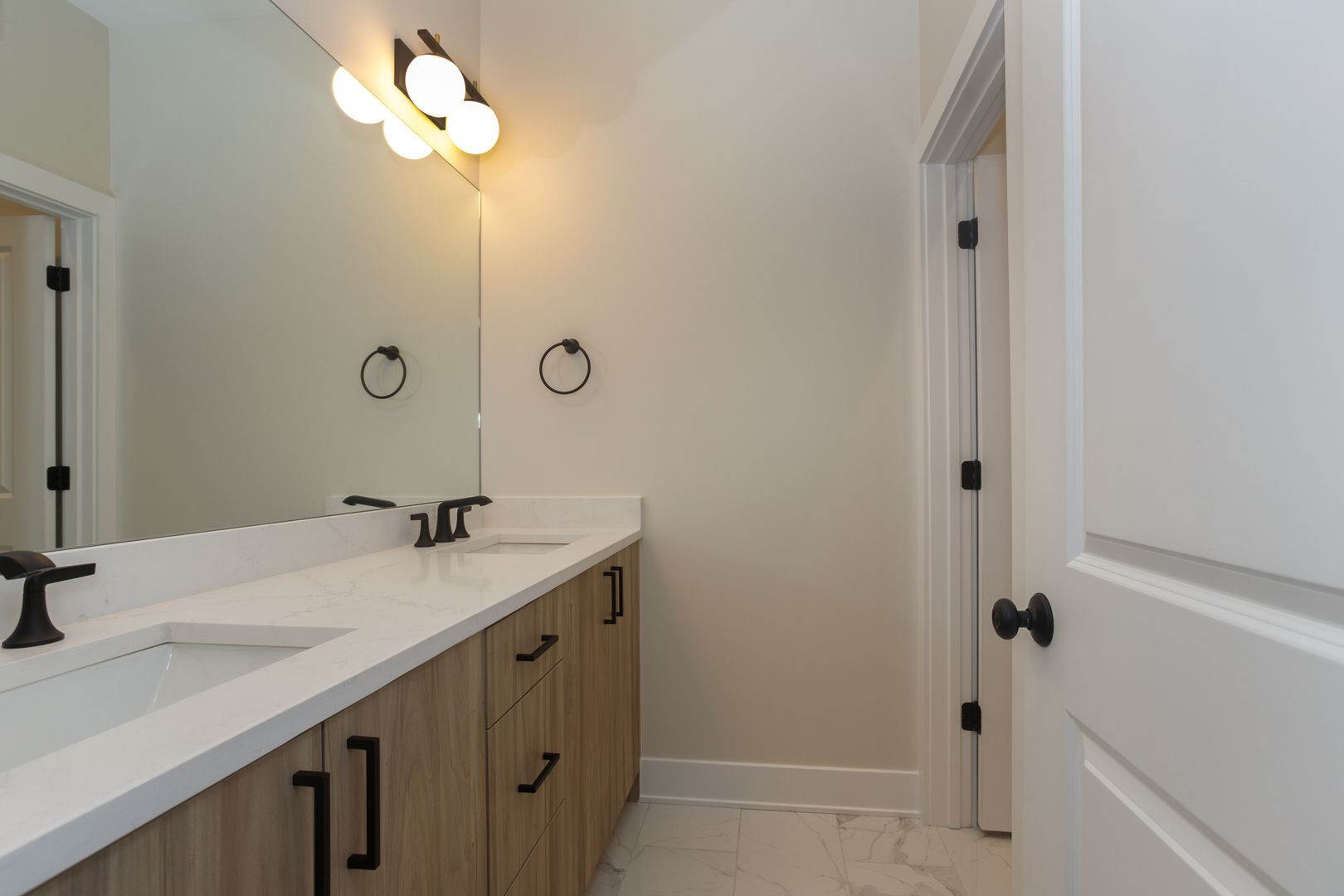 Building Photo - 1402 W Belden Ave