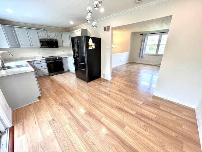 Building Photo - Absolutely Stunning Home! - 3 Bedroom 2 Fu...